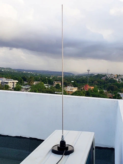 FM Antenna with Strong Magnetic Mount View From Back